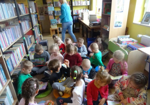Dzieci oglądają książki.